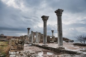 Dieses Bild hat ein leeres Alt-Attribut. Der Dateiname ist Chersonesos_columns-300x200.jpg